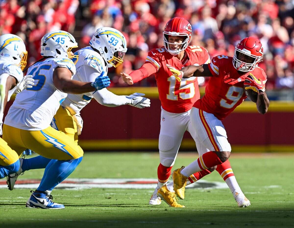 Kansas City Chiefs running back Kenneth Walker III (9) scrambles in the Kansas City Chiefs vs. Los Angeles Chargers NFL regular season game at Arrowhead Stadium in Kansas City on Oct. 18, 2026.