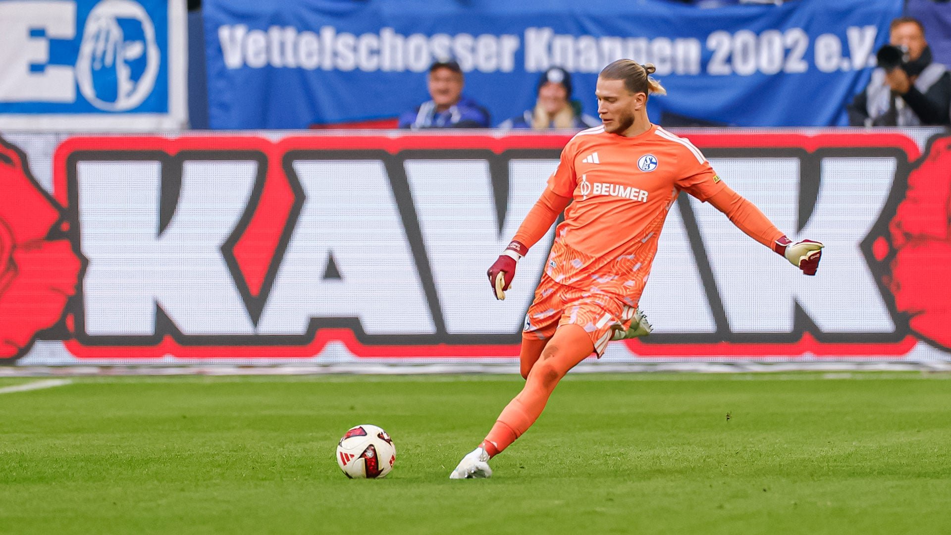 Lori Karius setzt an zum Schuss.