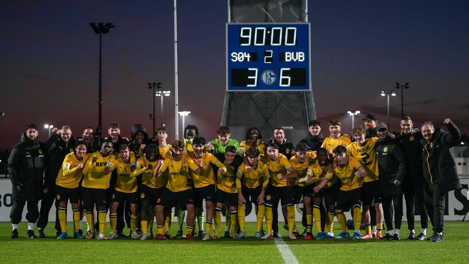 Die BVB-U17 jubelt nach dem 6:3-Sieg gegen Schalke.