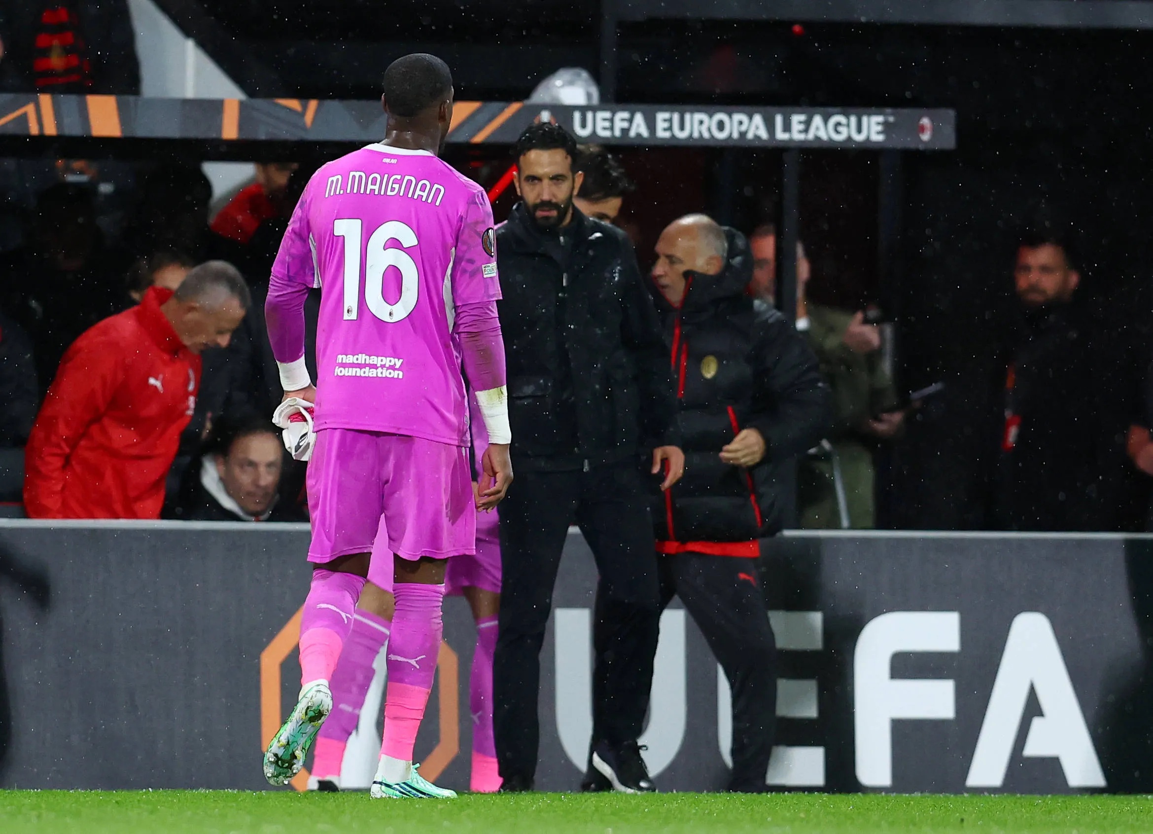 Maignan após expulsão em Bournemouth x Milan