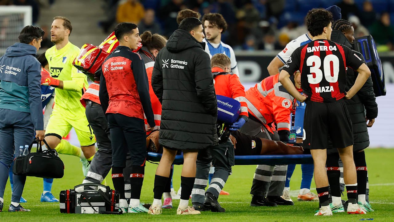 Loïc Badé Knocked Unconscious After Collision in Leverkusen Defeat