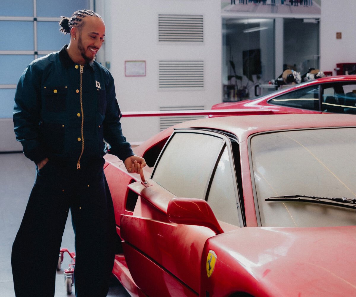 lewis hamilton smiles with f40