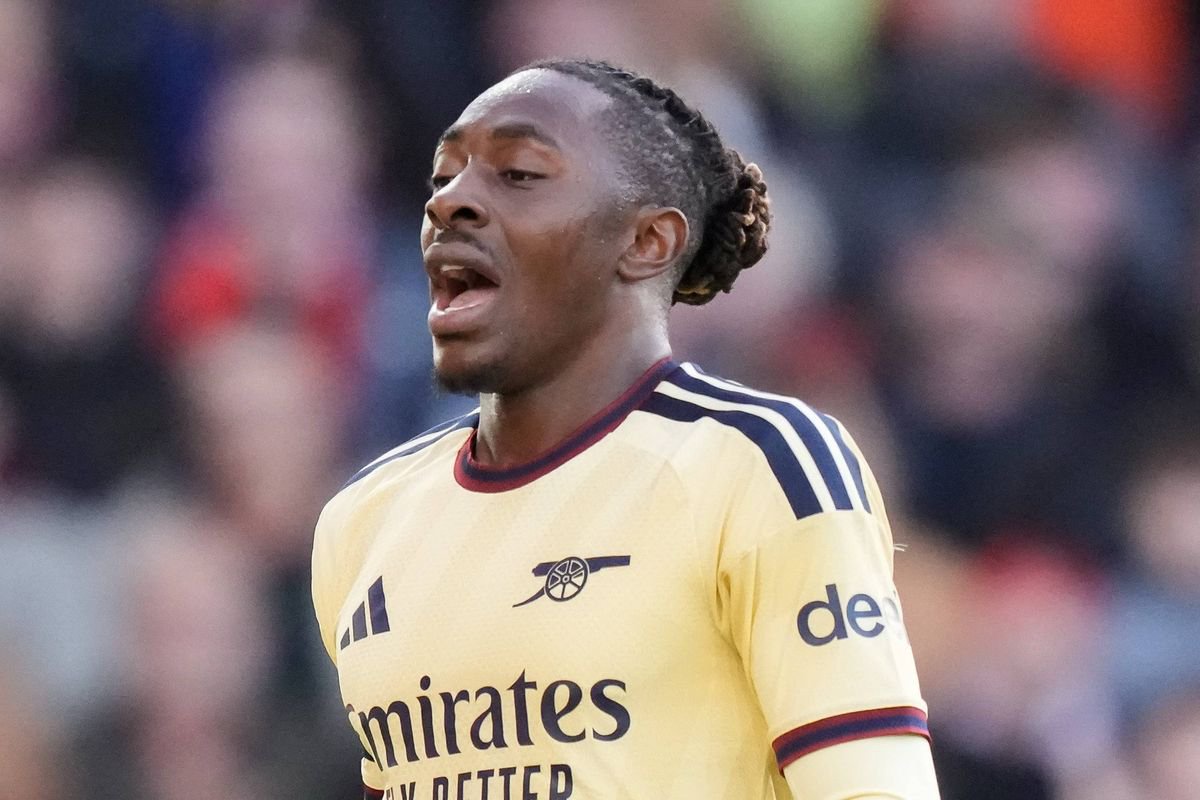 Eberechi Eze of Arsenal gives his team instructions during the Premier League match between Nottingham Forest and Arsenal at the City Ground in Nottingham, United Kingdom, on October 18, 2026. (Photo by Maynard Manyowa/News Images/NurPhoto via Getty Images)