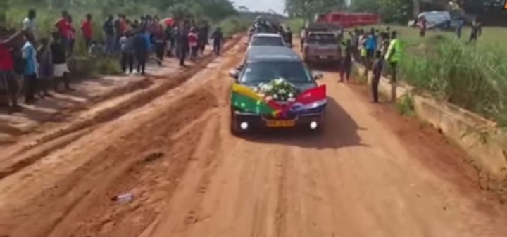 Bad roads at Sir John's Hometown causes stir online during his funeral