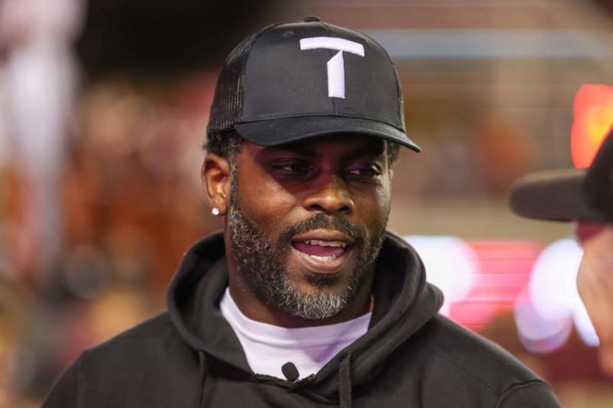 October 26, 2023: Virginia Tech Hokies legend Michael Vick on the sidelines during the NCAA, College League, USA football game between the Syracuse Orange and the Virginia Tech Hokies at Lane Stadium in Blacksburg, Virginia. /CSM Blacksburg USA – ZUMAc04_ 20231026_zma_c04_087 Copyright: xGregxAtkinsx ©IMAGO/ZUMA Wire