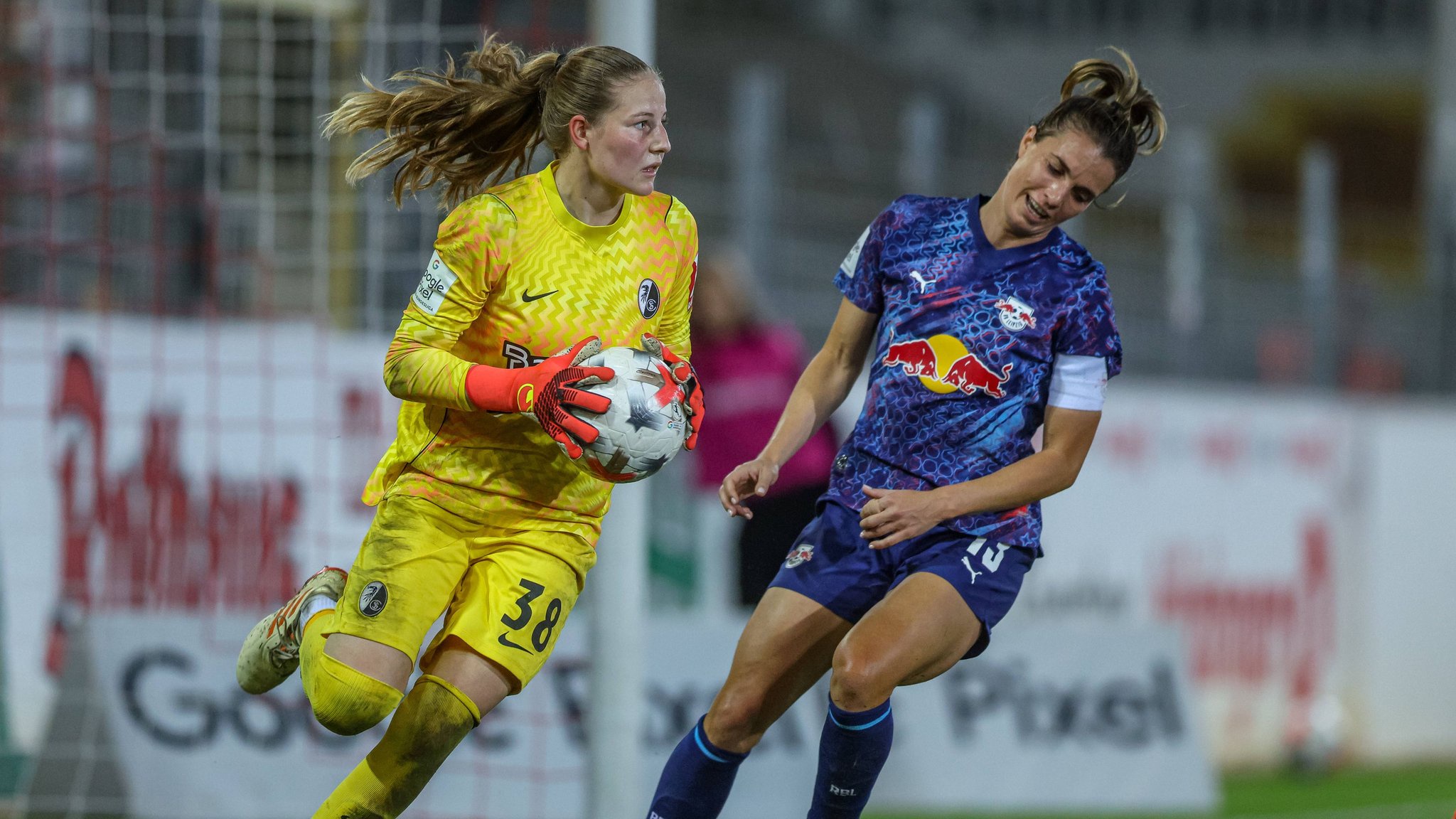 Freiburgs Keeperin Anna Reimann lässt Leipzigs Sandra Starke ins Leere laufen.