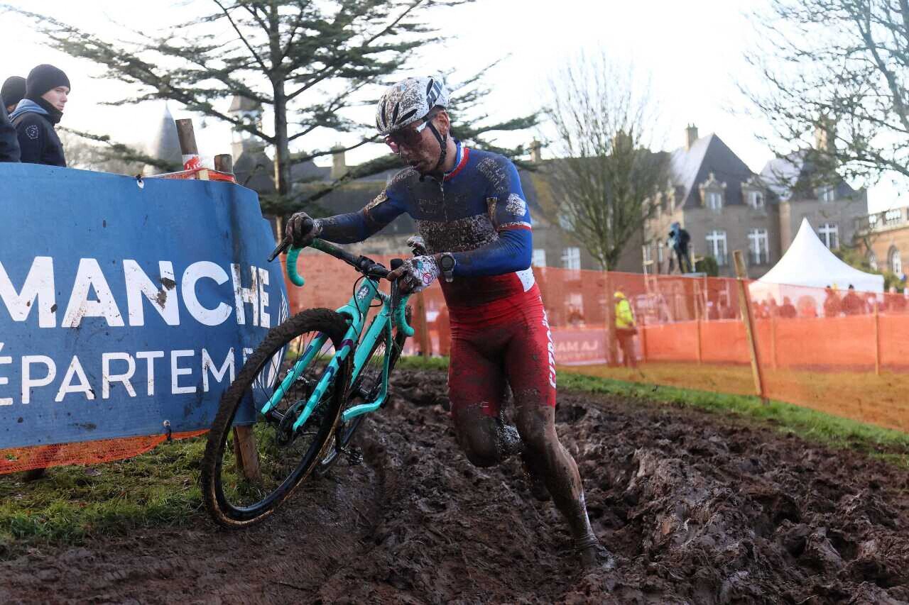 La dernière édition de la Coupe de France au château, en 2023, avait été disputée dans des conditions cahotiques pour les coureurs, à l'image ici de l'ancien champion de France Clément Venturini.