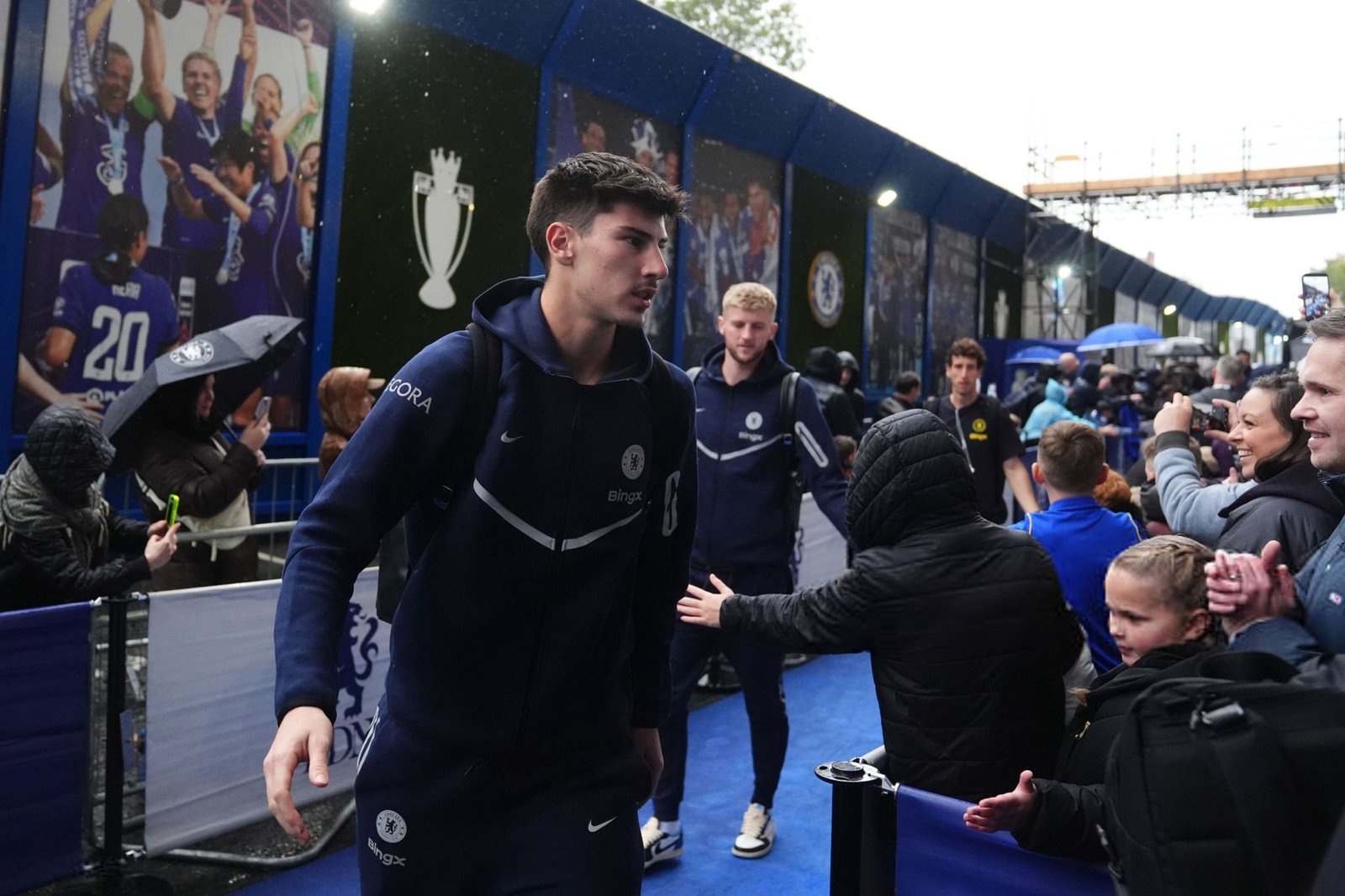 Mike Penders arrving at stamford Bridge for Chelsea