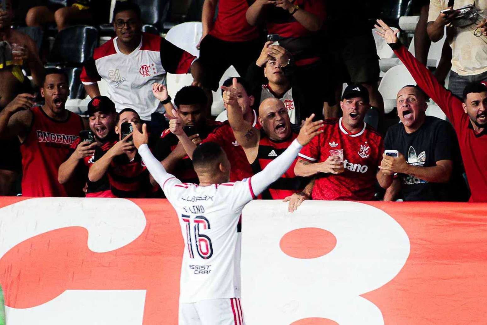 Samuel Lino mostra sua eficácia e celebra com a torcida do Flamengo  um de seus dois gols sobre o Vasco.