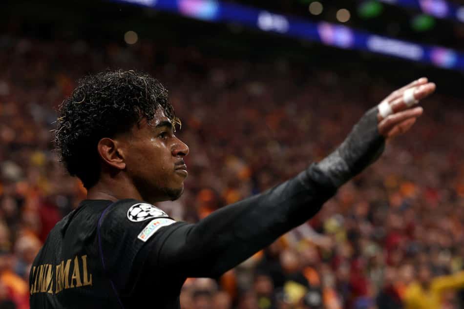 Lamine Yamal gesticula durante vitória do Barcelona sobre o Galatasaray na Champions League