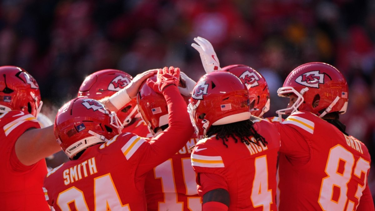 Die Spieler der Kansas City Chiefs jubeln mit dem Quarterback Patrick Mahomes in der Mitte, am 14.12.2025. (Symbolbild) (Foto)