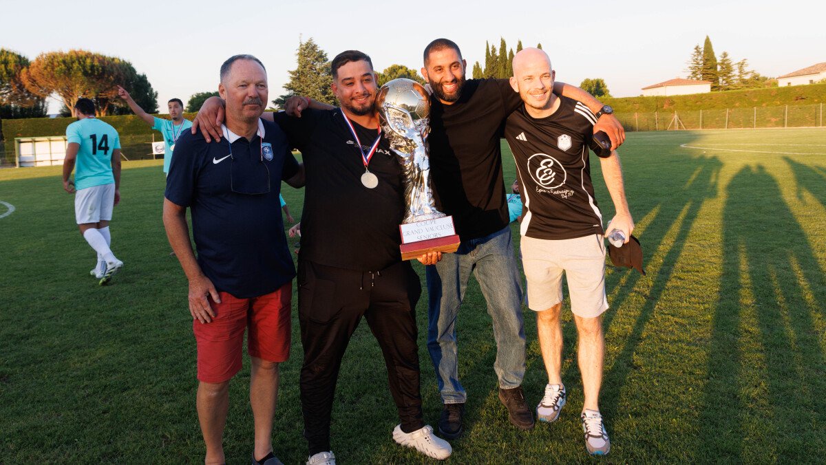 Ali Aboulghazi (médaille autour du cou) a fait monter le FC Avignon au plus haut niveau de la Ligue Méditerranée. Et il ne compte pas en rester là.
