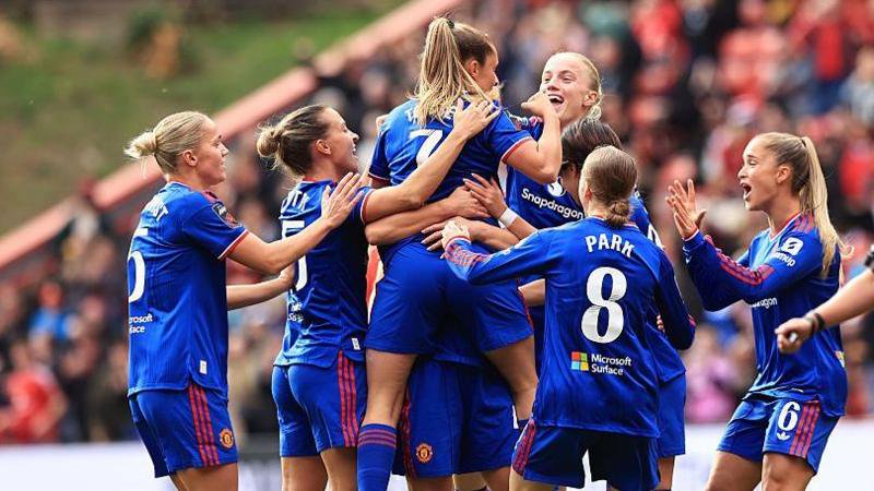 Manchester United players celebrate victory over Charlton Athletic