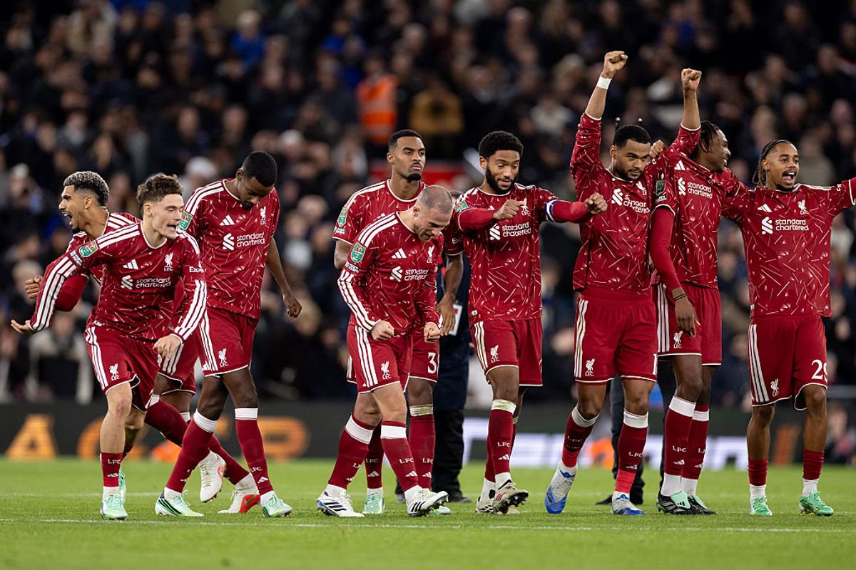 Players of Liverpool celebrate after victory during the Carabao Cup Fourth Round match between Liverpool and Chelsea  (Photo by Gaspafotos/MB Media/Getty Images)