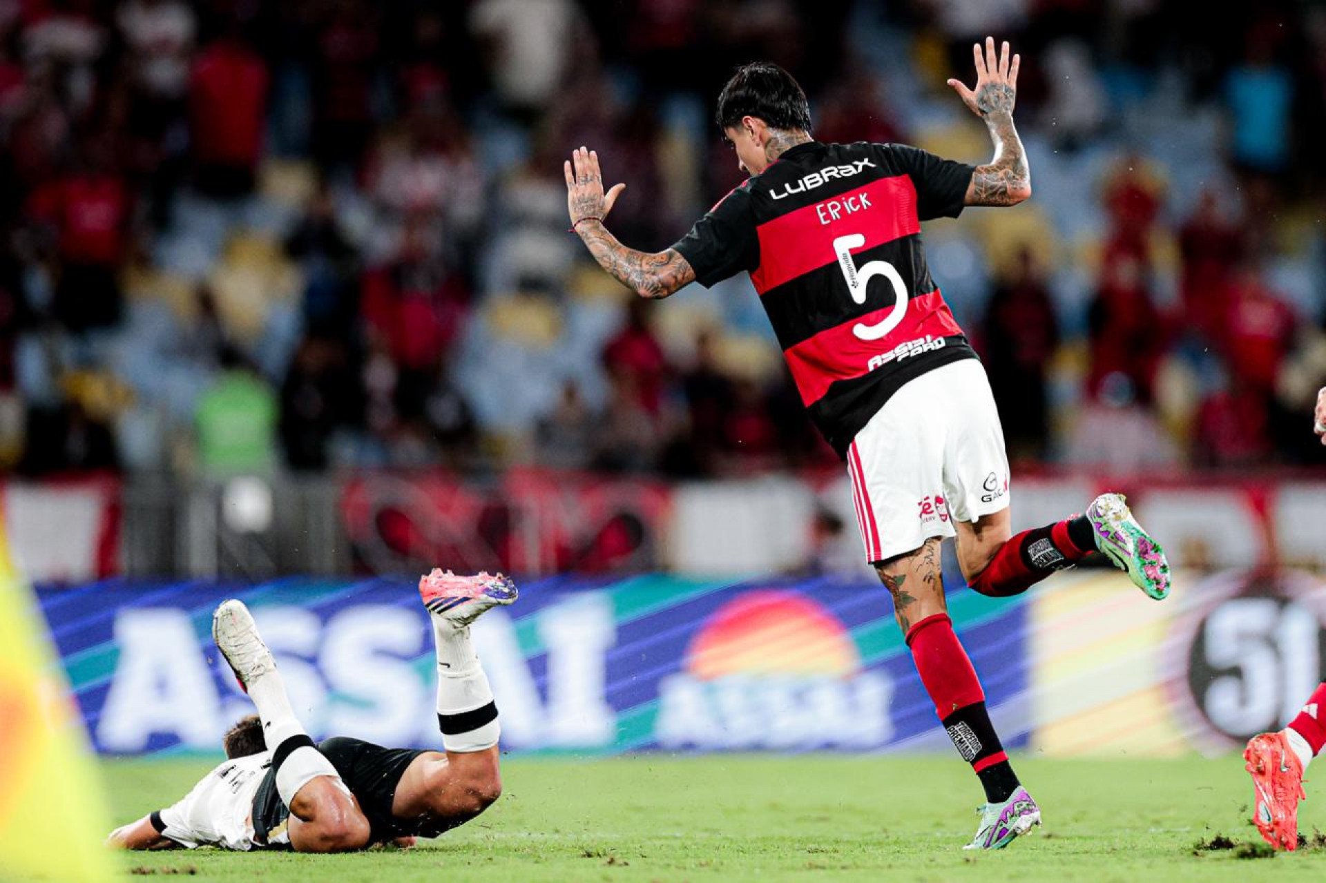 Pulgar em ação contra o Atlético-MG, no Maracanã - Gilvan de Souza/Flamengo