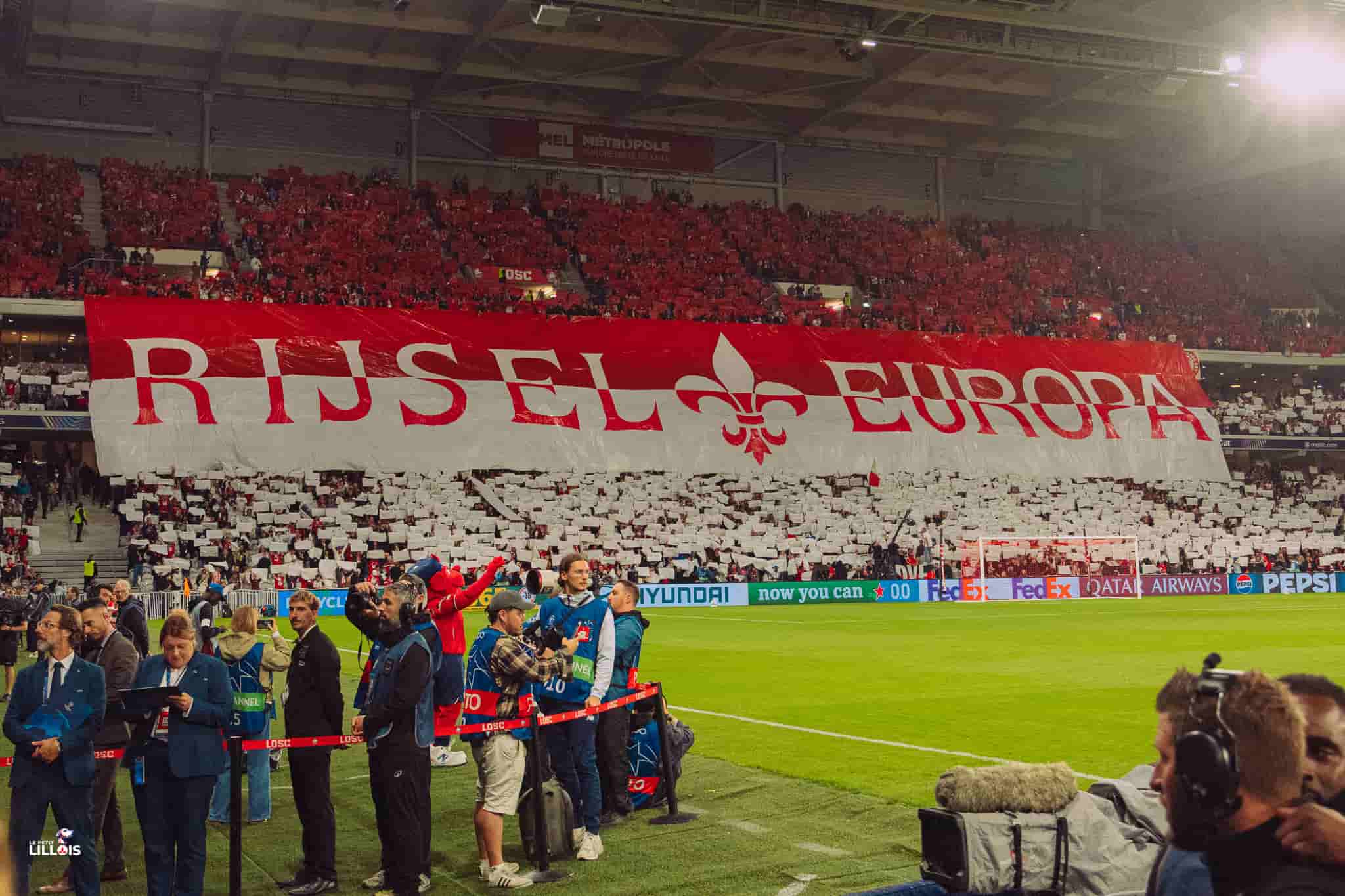 Les supporters du LOSC dans les tribunes de la Decathlon Arena - stade Pierre-Mauroy.