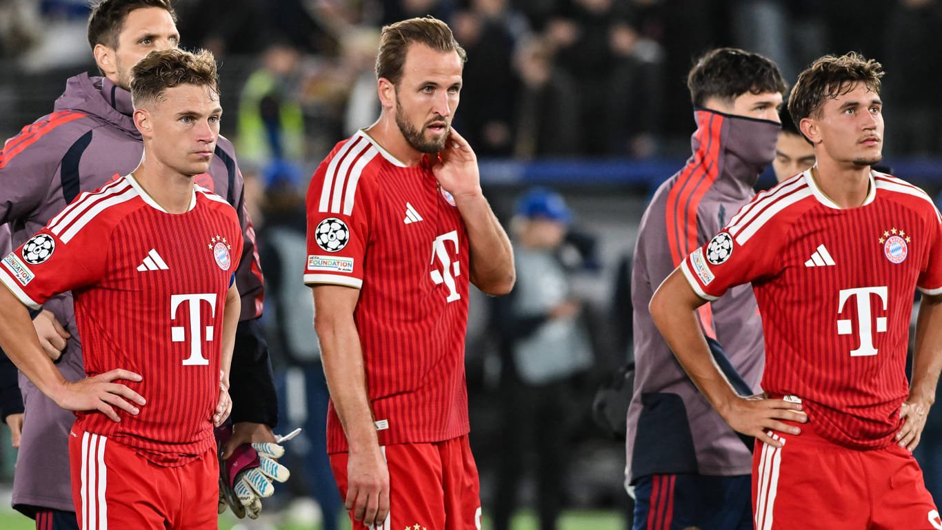 Joshua Kimmich (li), Harry Kane (m.) und Tom Bischof (r.): Die Bayern-Stars nach der Enttäuschung gegen Stavanger.