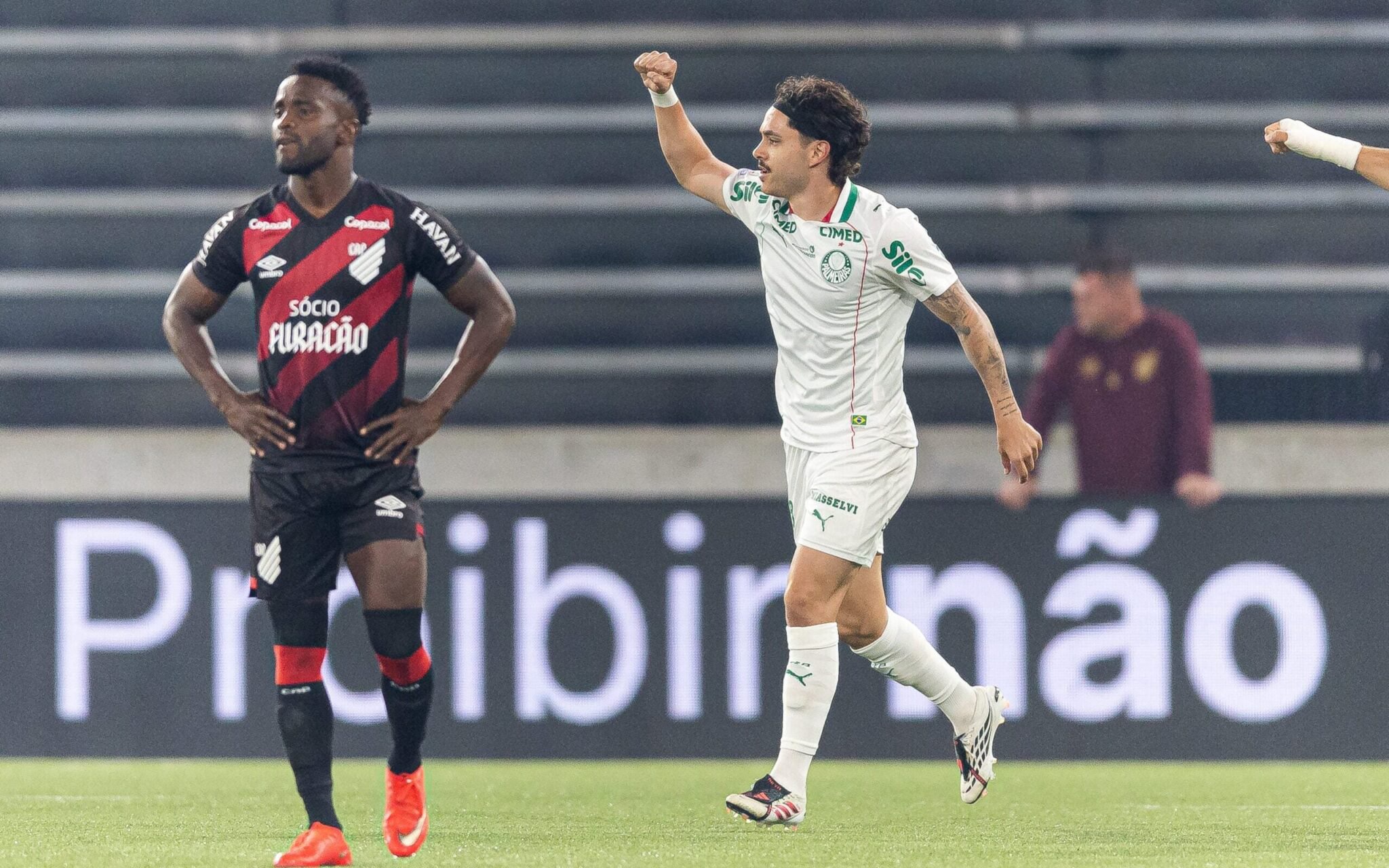 Palmeiras vence Athletico e assume liderança provisória do Brasileirão