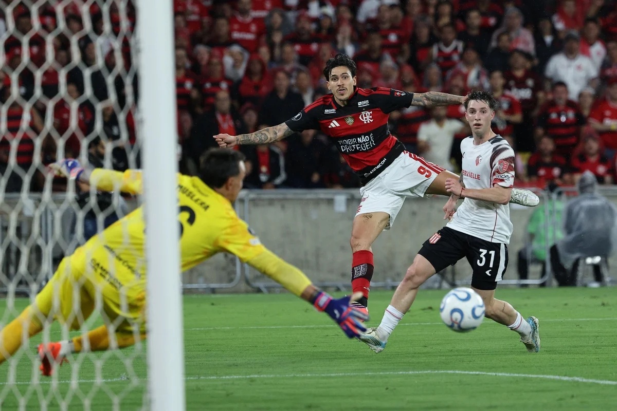 Pedro, do Flamengo, finaliza contra o Estudiantes