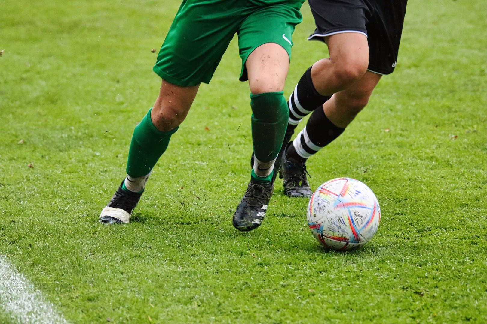 Zwei Fußballspieler im Zweikampf