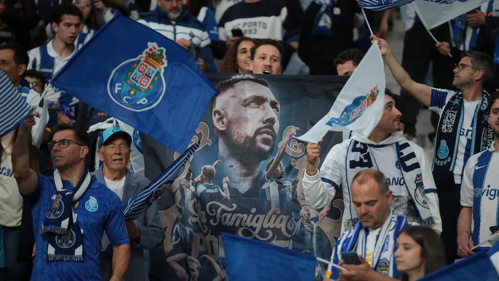 Adeptos do FC Porto mostram faixa com a cara de Farioli e as palavras «La Famiglia Portista» no jogo com o Alverca (MANUEL FERNANDO ARAÚJO/LUSA)
