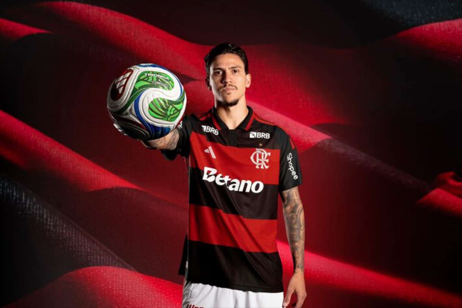 Pedro com a camisa do Flamengo para o ano de 2026.
