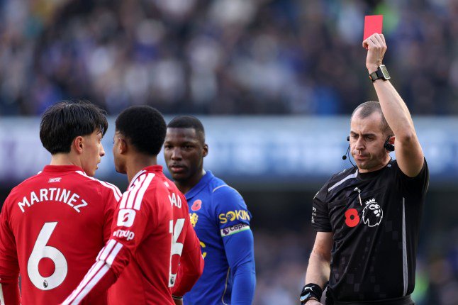 LONDON, ENGLAND - OCTOBER 31: Referee Peter Bankes shows a red card to Lisandro Martinez of Manchester United during the Premier League 2026/27 match between Chelsea FC and Manchester United at Stamford Bridge on October 31, 2026 in London, England. (Photo by Justin Setterfield/Getty Images)