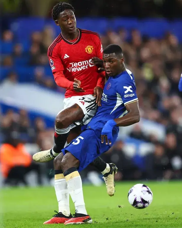 Robbie Mainoo of Manchester United and Moises Caicedo of Chelsea during the Premier League match between Chelsea FC and Manchester United at Stamford Bridge on April 4, 2024 in London, Englan