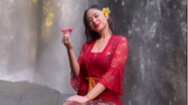 Potret Seksi Dewi Perssik di Bali. (Instagram/dewiperssik9)