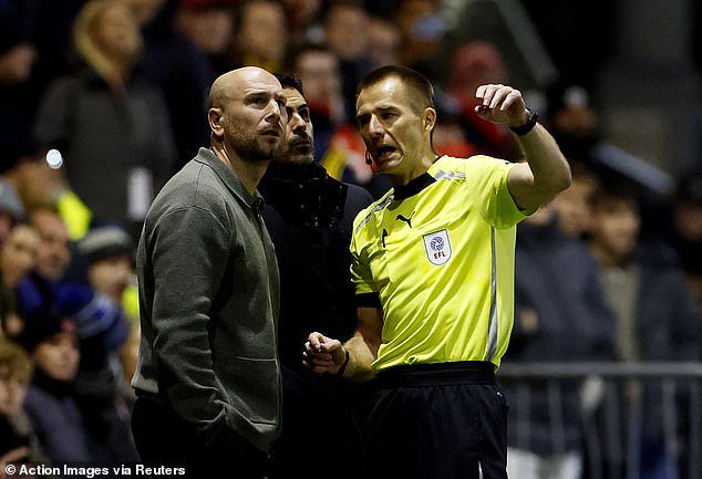 Referee Michael Salisbury was seen informing Fleetwood boss Matt Lawlor and Arsenal manager Mikel Arteta about the delay in play