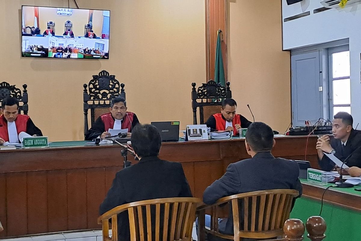 Persidangan gugatan ijazah Presiden ke-7 Republik Indonesia, Joko Widodo, kembali digelar dengan mekanisme citizen lawsuit dengan agenda mendengarkan keterangan saksi ahli dari pihak penggugat yakni Roy Suryo dan Rismon Sianipar, di PN Solo, pada Rabu (18/2/2026).