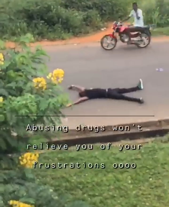 University Of Ghana Student sleeps on the main road after abus!ng drugs