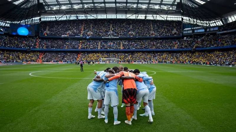 Manchester City have a team huddle