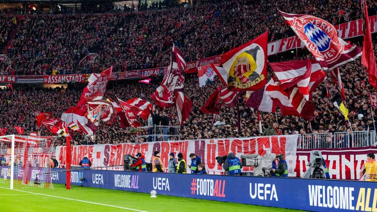 Ein Banner der "Service Crew München" in der Südkurve
