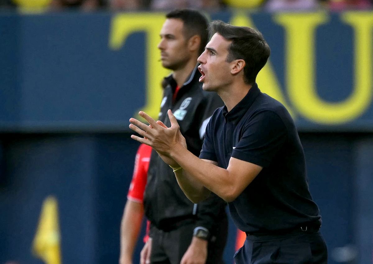 Villarreal's Spanish coach Inigo Perez gestures on the touchline during the Spanish league football match between Villarreal CF and Elche CF