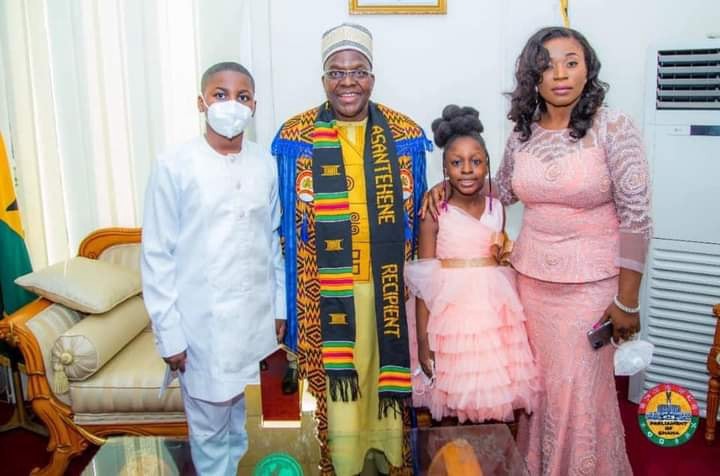 Beautiful Photo Of Speaker Of Parliament With His Beautiful Wife & Kids Pop  Up Online