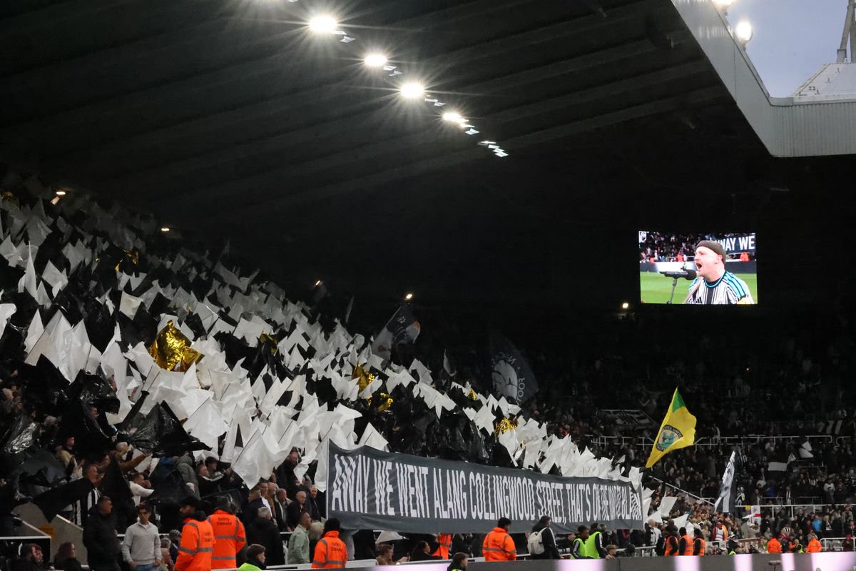 Hector Gannet sings the Blaydon Races before Newcastle United vs Aston Villa