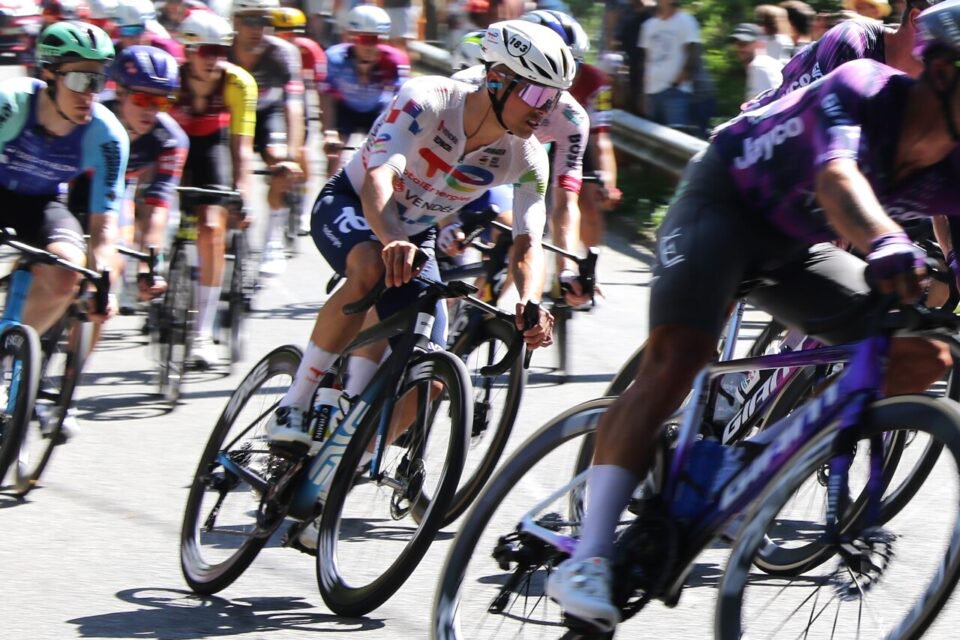 Le parcours du Tour de France 2027 a été dévoilé ce jeudi 22 octobre. La Grande Boucle masculine partira d’Écosse le 2 juillet et fera étape en Bourgogne-Franche-Comté le 10 juillet.