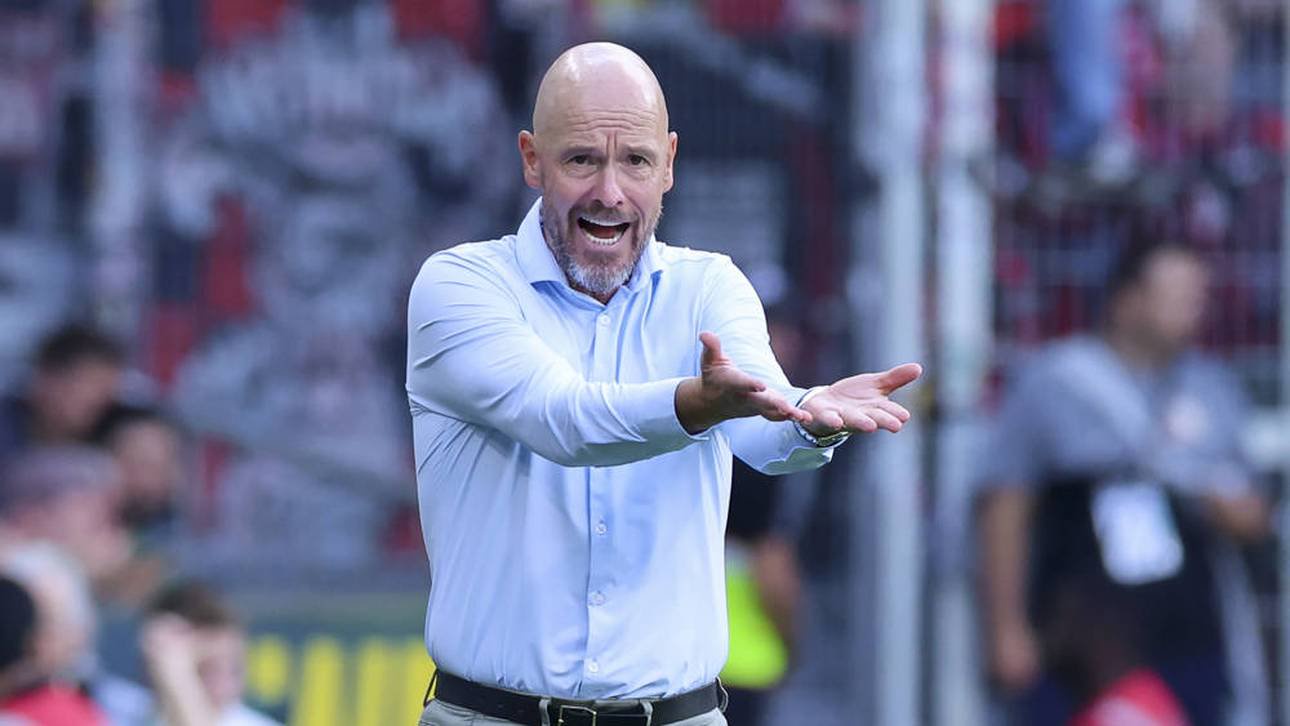 Trainer Erik ten Hag stand kurzzeitig an der Seitenlinie von Bayer Leverkusen