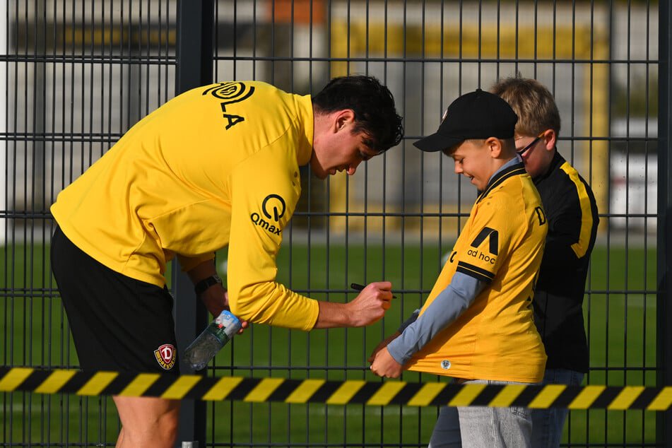 Dynamos Innenverteidiger Thomas Keller schrieb beim öffentlichen Training in der Woche zwar schon wieder Autogramme, doch für einen Einsatz reicht es nach einer Gehirnerschütterung noch nicht.