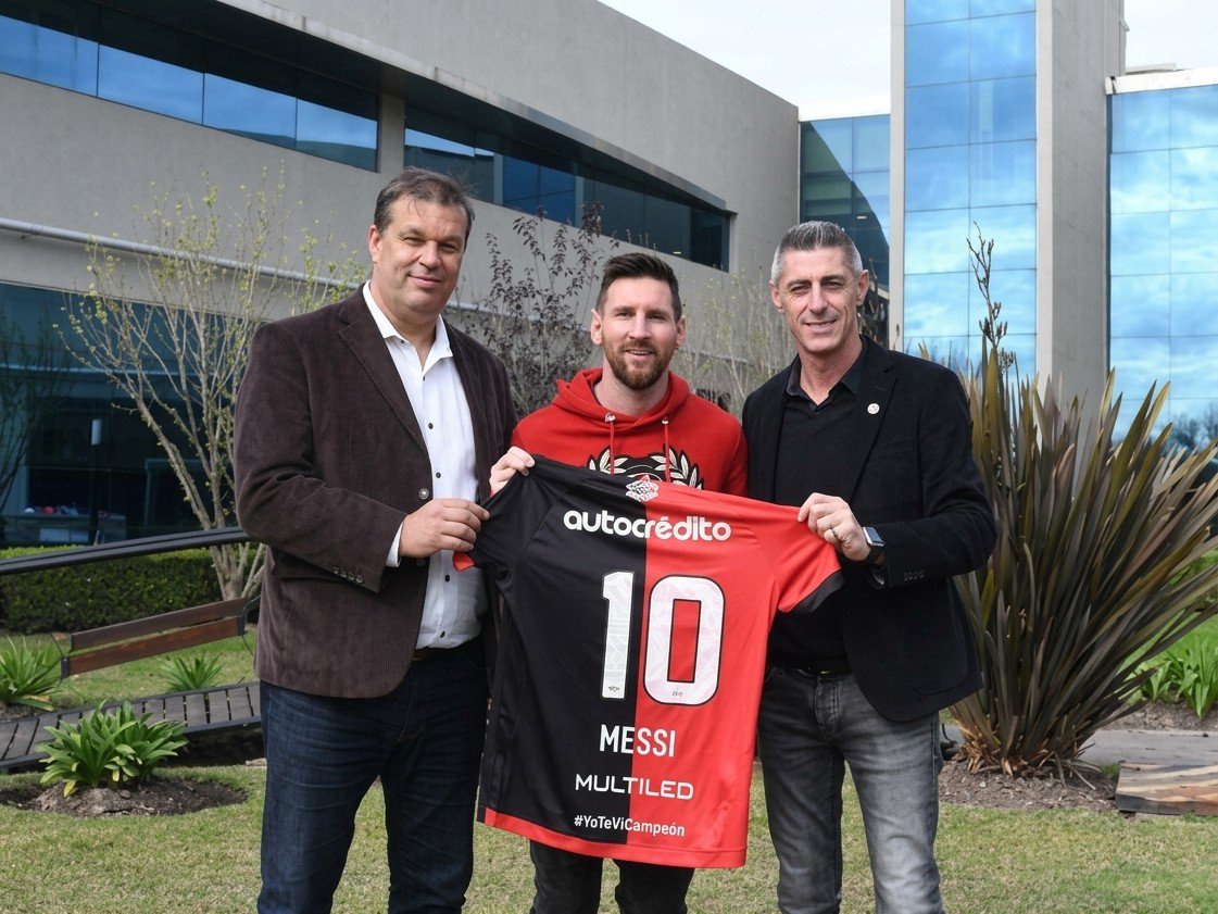 Lionel Messi com a camisa do Newell's Old Boys