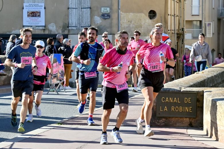 Les coureurs en cœur de ville.
