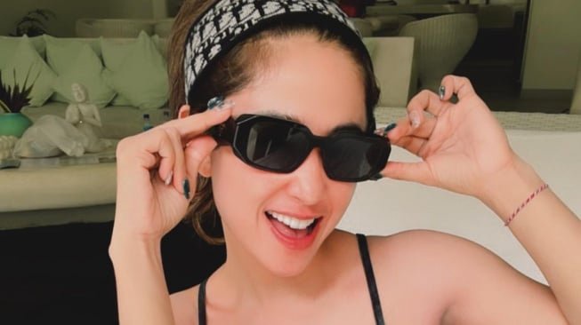 Potret Seksi Dewi Perssik di Bali. (Instagram/dewiperssik9)