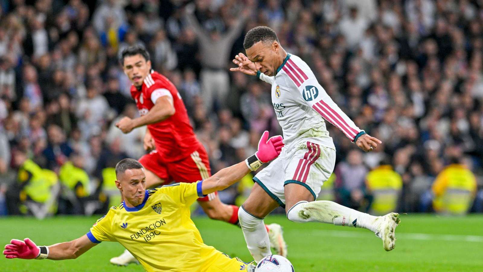 18.10.2026, Spanien, Madrid: Fußball, Männer: Primera División, Spanien, Real Madrid - FC Sevilla, 9. Spieltag. Kylian Mbappé von (r) Real Madrid schießt das zweite Tor für seine Mannschaft. Foto: Oscar Manuel Sanchez/ZUMA Press Wire/dpa +++ dpa-Bildfunk +++