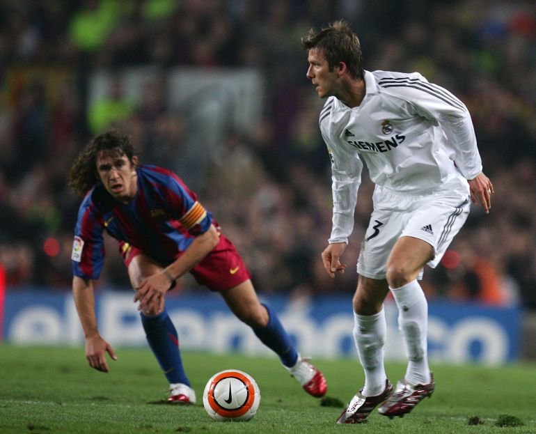 BARCELONA, SPAIN - APRIL 01: David Beckham (R) of Real Madrid is watched by Carles Puyol of Barcelona during a Primera Liga match at the Camp Nou stadium on April 1, 2006 in Barcelona, Spain. (Photo by Denis Doyle/Getty Images)