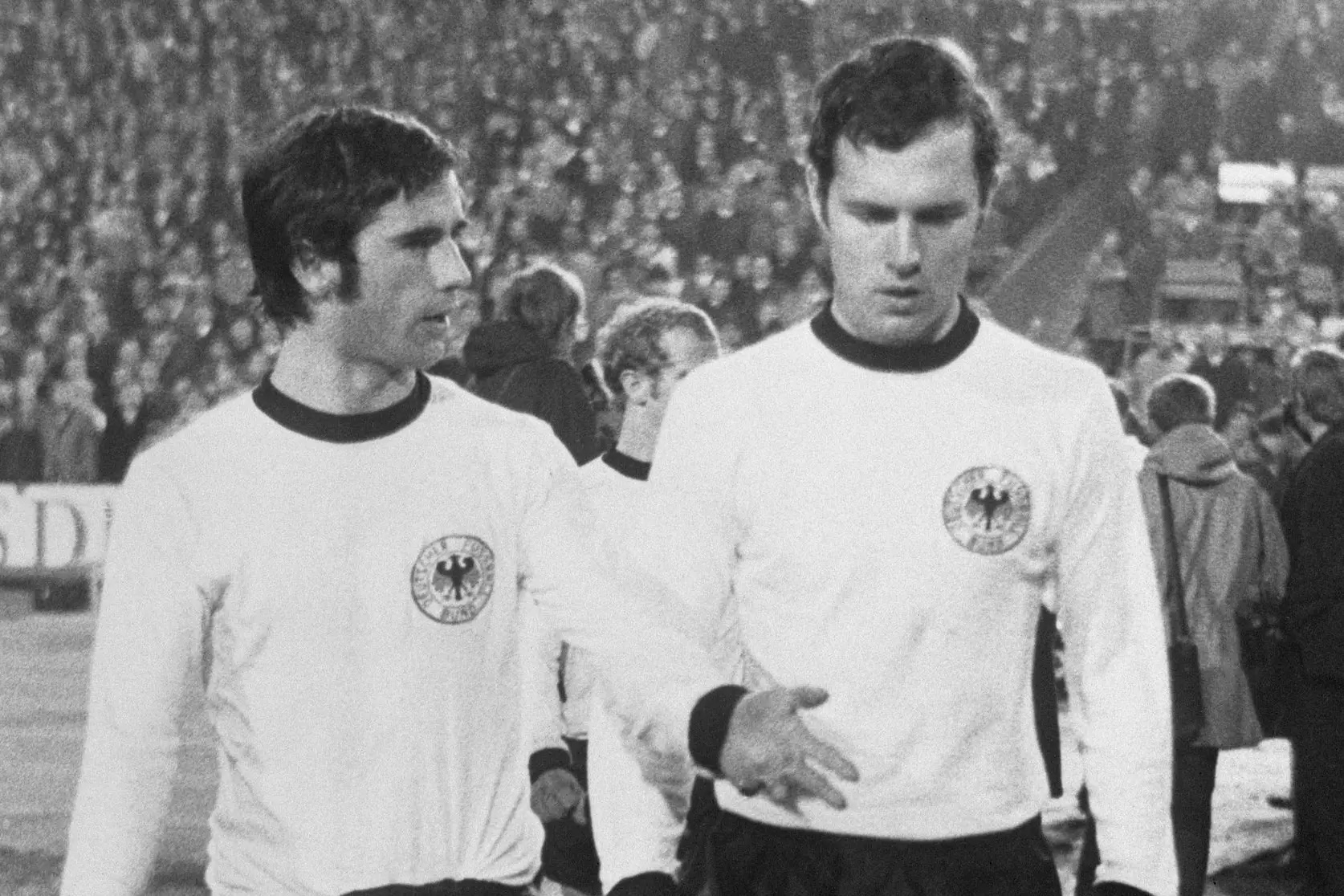 Gerd Muller (l) speaks with Franz Beckenbauer (r).