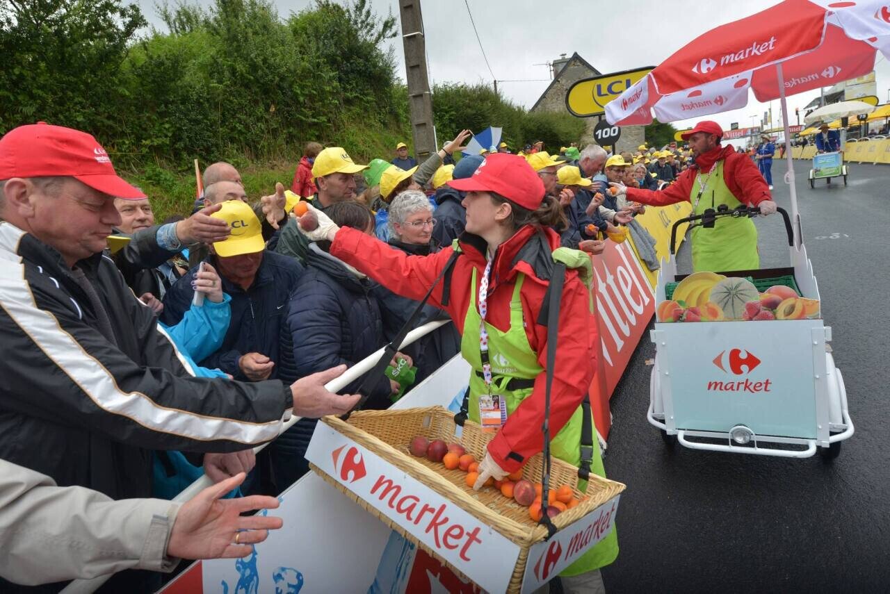 Cherbourg-en-Cotentin le 03 juillet 2016.  Les 198 coureurs du Tour de France ont pris dimanche à 13h00, sous la pluie, le départ de la 2e étape qui, sur 183 kilomètres entre Saint-Lô et Cherbourg, tout au nord du département de la Manche.  Distribution de fruits dans les Rouges-Terres, à quelques  mètres de la ligne d'arrivée. - Tour de France Cherbourg