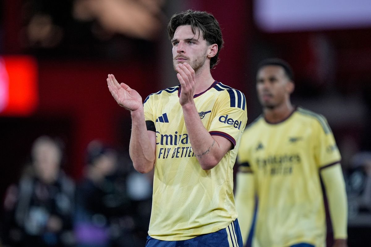 Declan Rice of Arsenal applauds the fans after the final whistle during the Premier League match between Nottingham Forest and Arsenal at City Ground in Nottingham