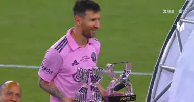 ميسي يتوج بجائزة أفضل لاعب وهداف كأس الدوريات مع إنتر ميامي.. فيديو وصور