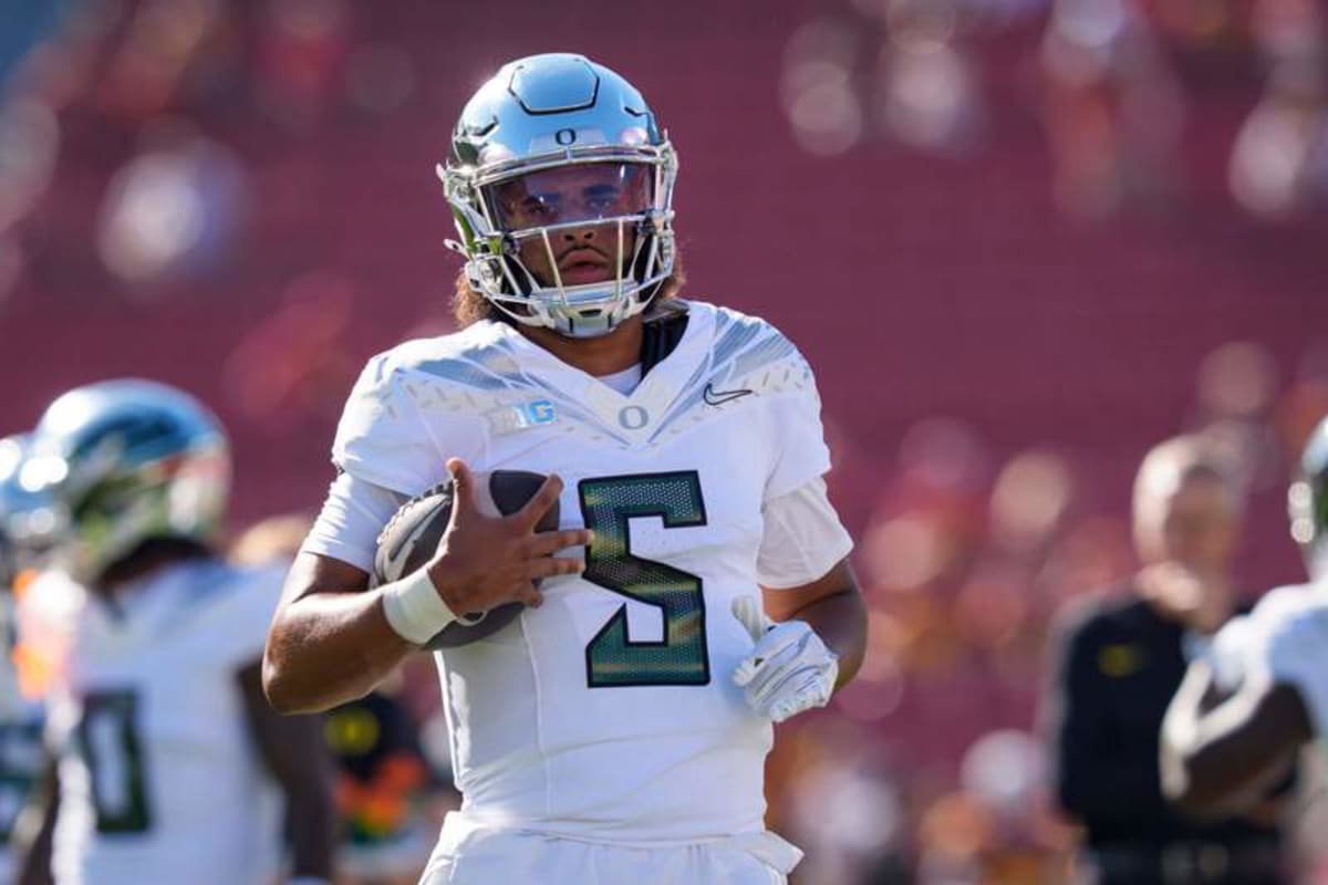Oregon quarterback Dante Moore warms up as the Oregon Ducks face the USC Trojans on Sept. 26, 2026, at Los Angeles Memorial Coliseum in Los Angeles, California.